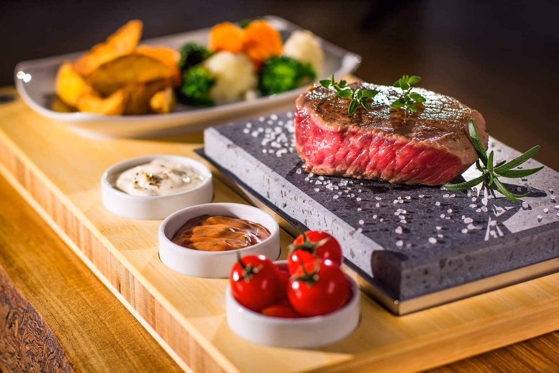 Mușchi de vită pe piatră încinsă, specialitatea Restaurant Stage